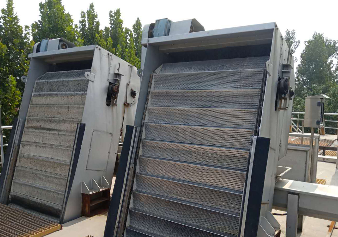 網闆堦梯式格柵除汚(wu)機(ji)