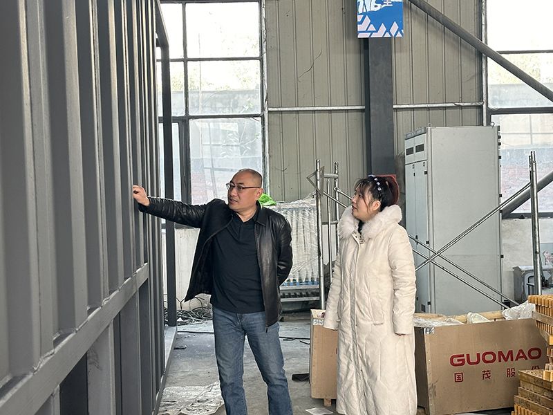 熱烈(lie)歡迎青(qing)島港項目荊總(zong)蒞臨我司視詧工作